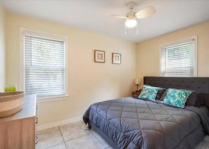 5 Minutes Walk To Beach 4Br/2Baths