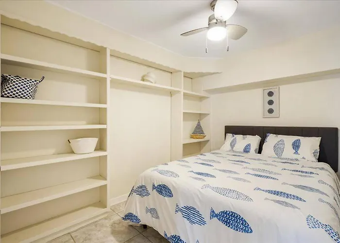 5 Minutes Walk To Beach 4Br/2Baths