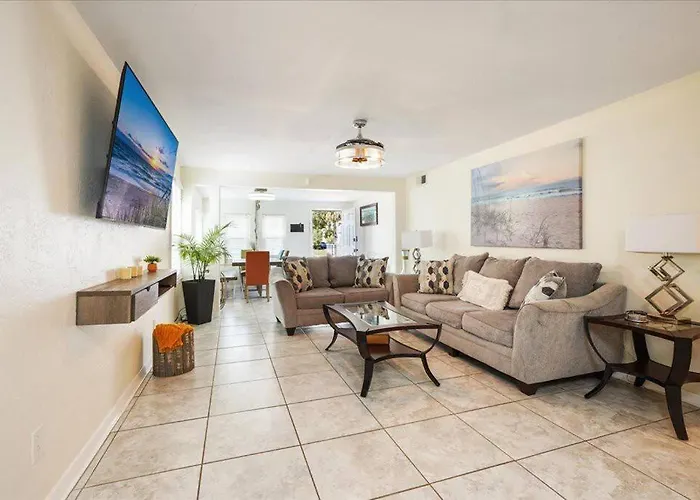 5 Minutes Walk To Beach 4Br/2Baths