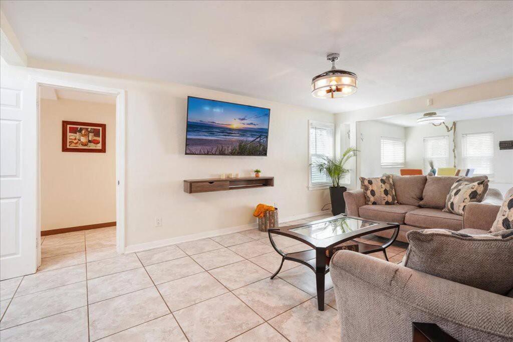 5 Minutes Walk To 4br/2baths