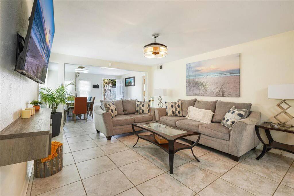 5 Minutes Walk To 4br/2baths Holiday home *