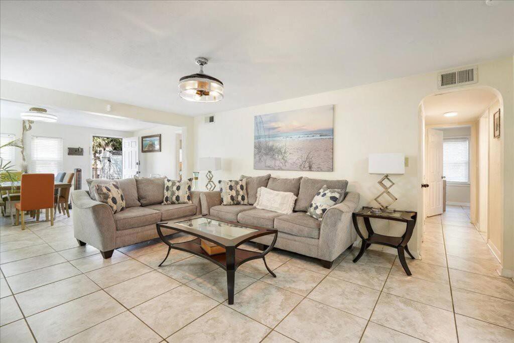 5 Minutes Walk To 4br/2baths Holiday home Daytona Beach