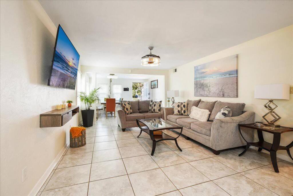 5 Minutes Walk To 4br/2baths Daytona Beach
