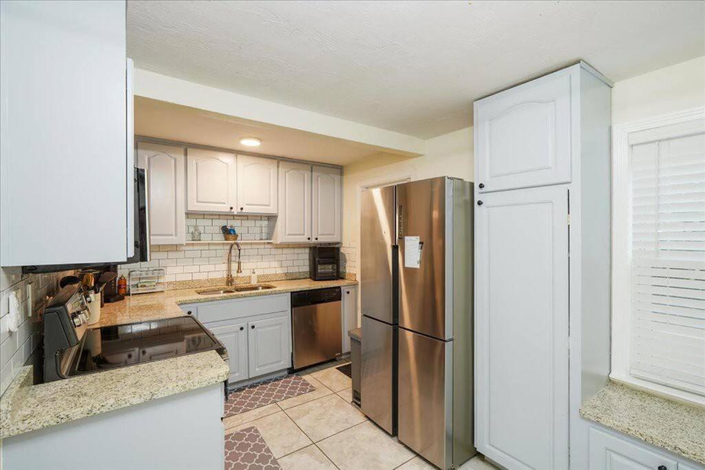 5 Minutes Walk To 4br/2baths