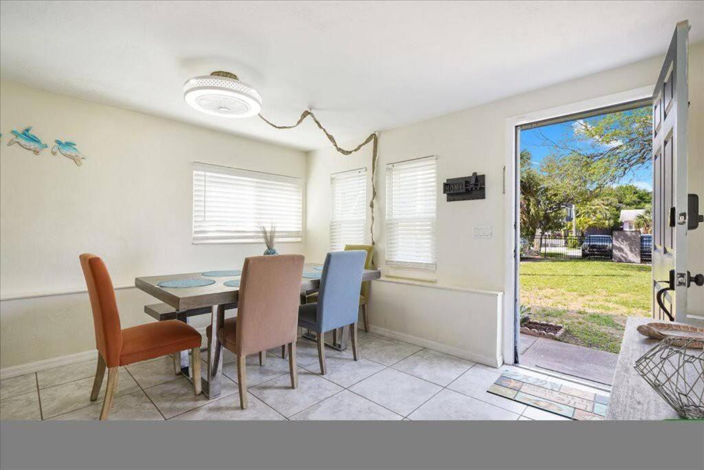 5 Minutes Walk To 4br/2baths Holiday home *