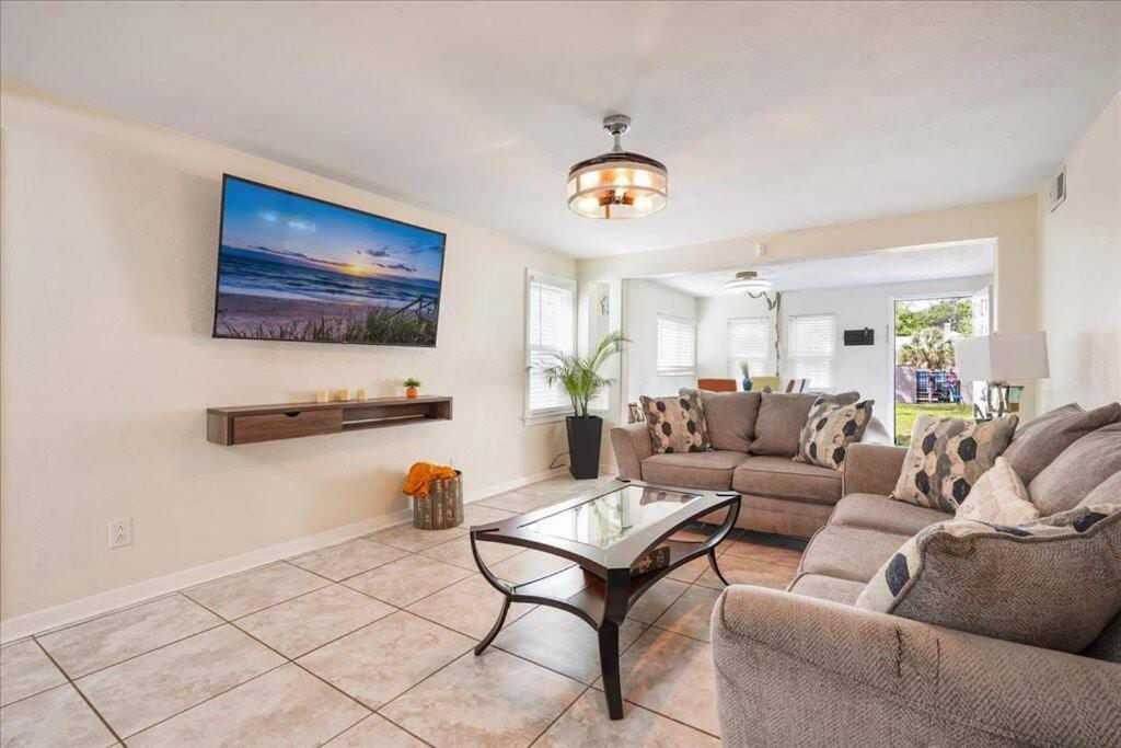 5 Minutes Walk To 4br/2baths Holiday home Daytona Beach