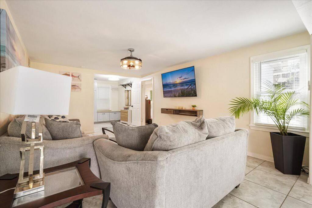 5 Minutes Walk To 4br/2baths Daytona Beach